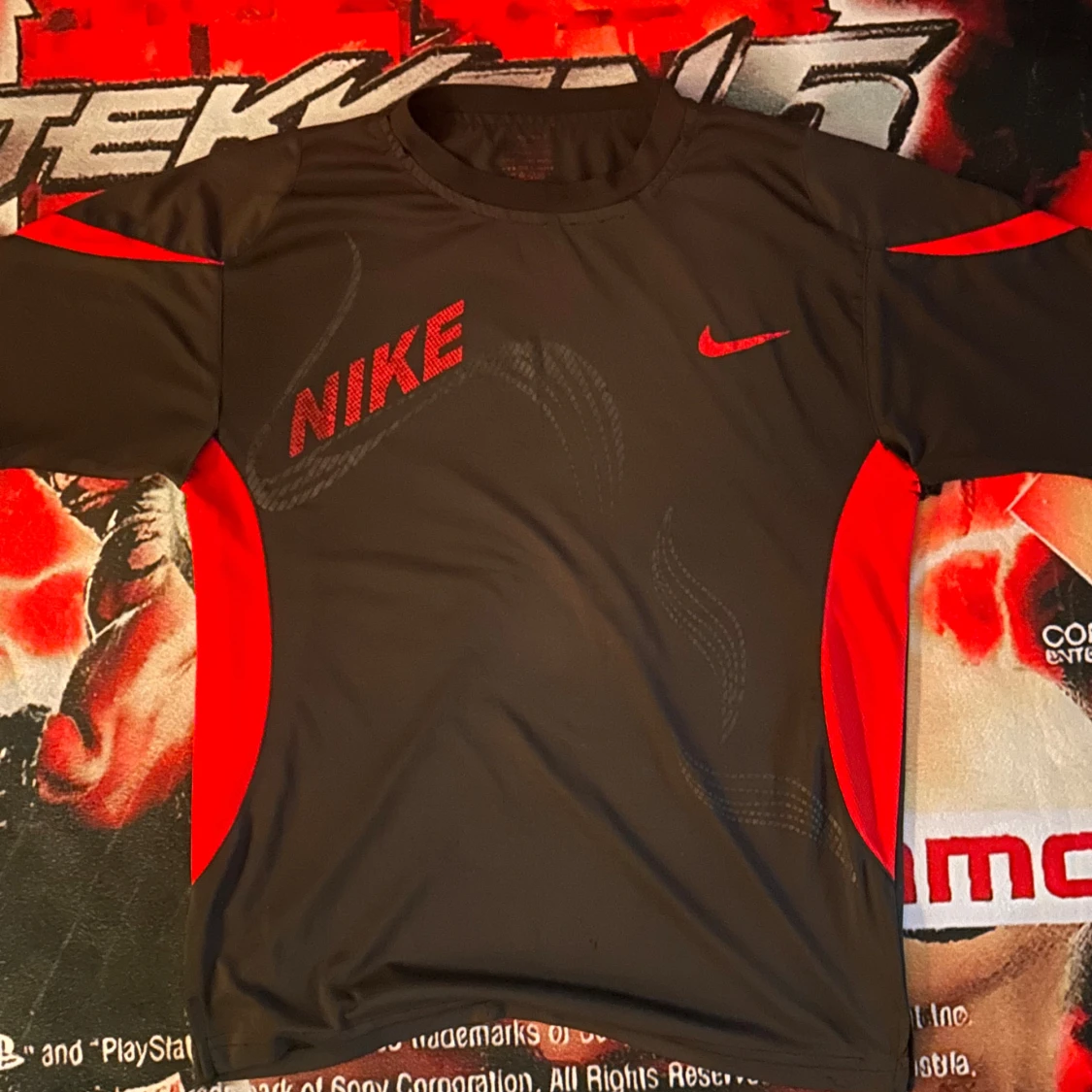 Svart och röd Nike t-shirt