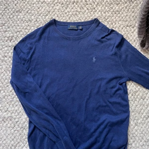 Blå Kashmir  tröja från Polo Ralph Lauren🙌🤩 - Mörkblå  Kashmir  tröja från Polo Ralph Lauren med rund halsringning och diskret broderad logga på bröstet. Tröjan är i storlek S🤩🙌
