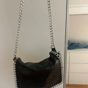 handväska - säljer denna snygga handväska med kedja, den är i fint skick.