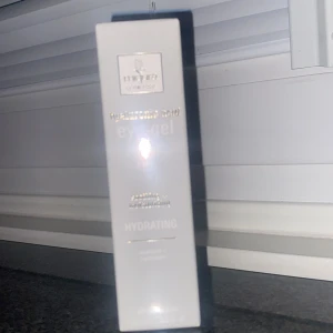 Miqura Hyaluronic Acid Eye Gel - Fuktgivande ögongel från Miqura med hyaluronsyra. Kommer i en stilren vit förpackning med silverdetaljer. Perfekt för att återfukta huden runt ögonen och ge en fräsch känsla.