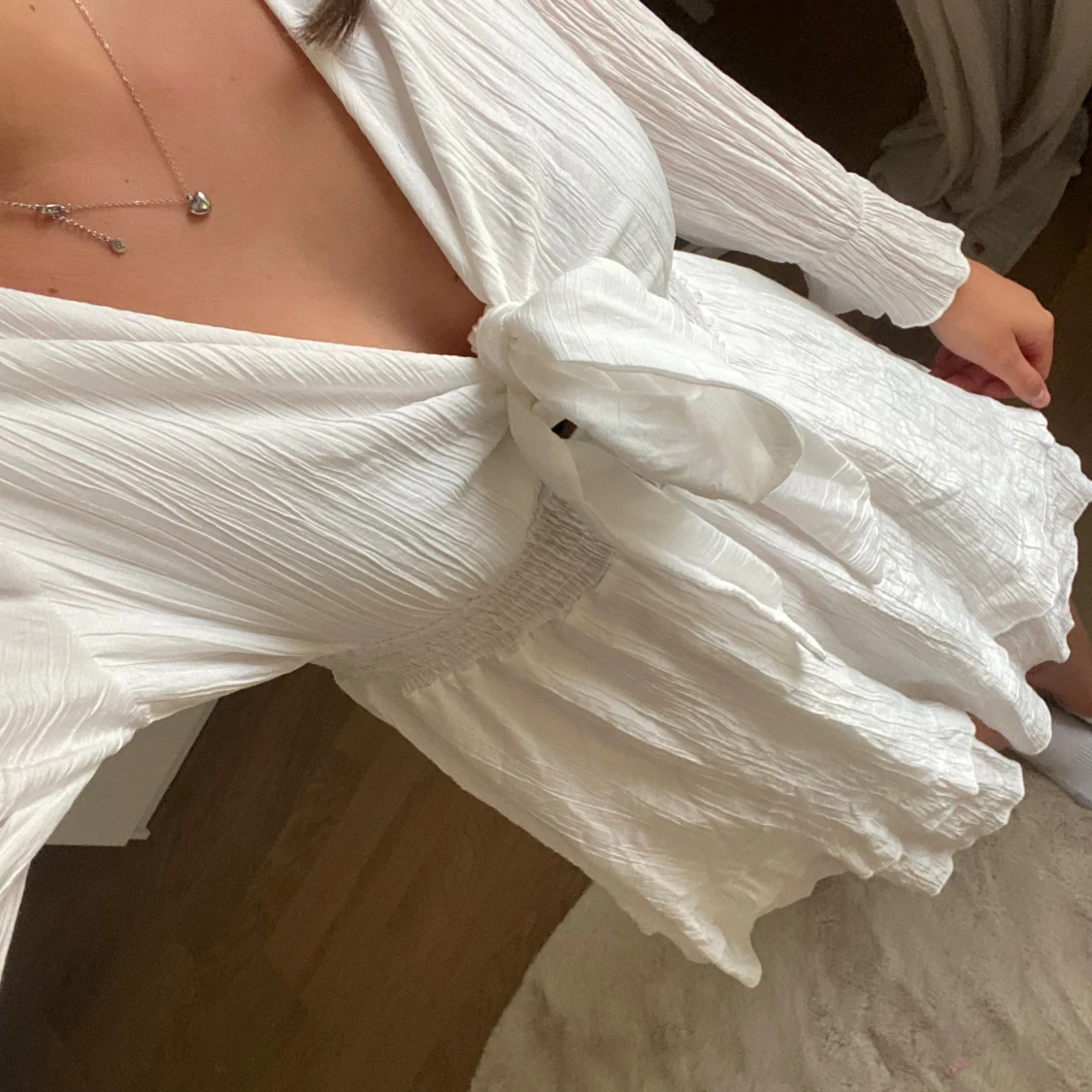 Vit kort omlottklänning med knyt - 1