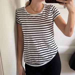Randig t-shirt  - Snygg randig t-shirt från Bik Bok i storlek XS. T-shirten har svarta och vita horisontella ränder