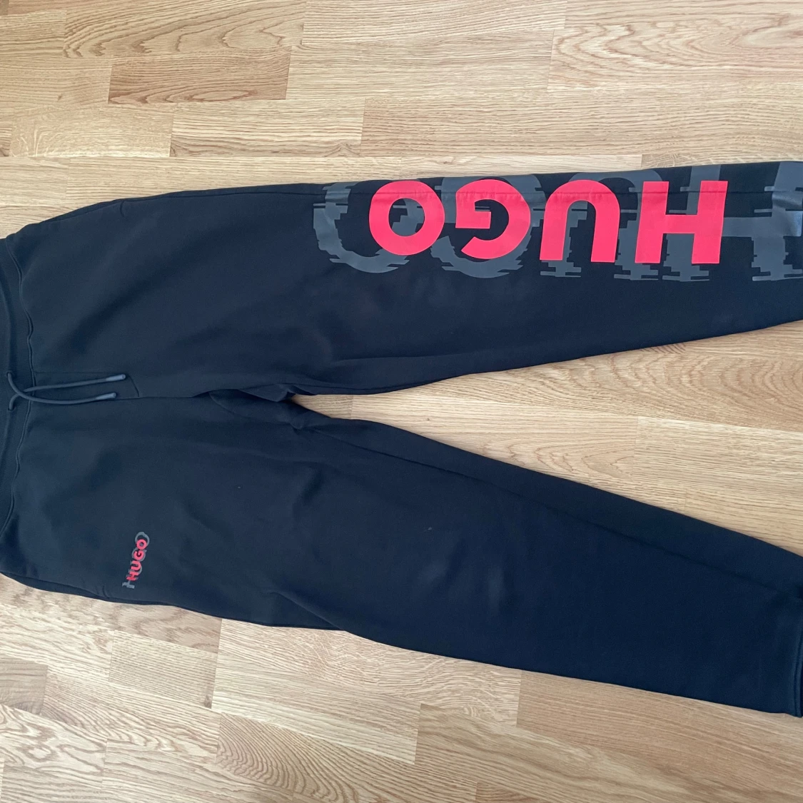 Svart hoodie från Hugo med röd logga - 2