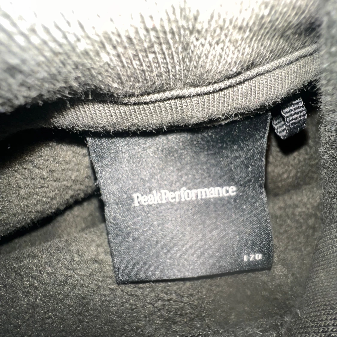 Mörk grön hoodie från Peak Performance - 2