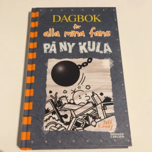 Dagbok för alla mina fans: På ny kula - En humoristisk och illustrerad dagbok om Gregs galna vardag, fylld med roliga missöden och knasiga situationer. Perfekt för unga som gillar lättlästa och underhållande böcker med mycket bilder.