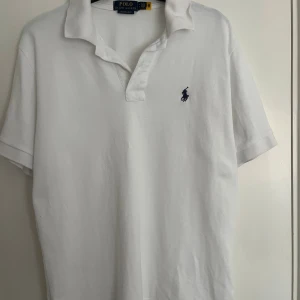 Ralph lauren piké - Hej jag säljer nu min vita piké som jag fick som present i augusti av en av mina vänner, jag gillar inte riktigt pikéer så jag har använt den fåtal gånger och vill därför sälja den nu, den är i nyskick ingen defekt överhuvud taget med den, priset är inte hugget i sten vid snabb affär😁