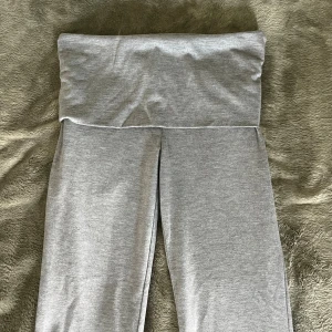 Gråa yoga pants från Gina Tricot - Gråa yoga pants från Gina Tricot. Tillverkade i mjukt bomullsmaterial. Perfekta till idrotten eller bara ha hemma. Skriv vid fler frågor!💓