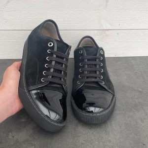 Lanvin Cap Toe  - Säljer dessa riktigt snygga svarta lanvin skor. Nypris 5200 kr! Skick 8/10 endast skorna medföljer. Skorna är uk 8 vilket motsvarar 42 - 43 Skriv för mer bilder eller övriga funderingar 