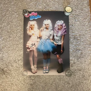 Dolly Style affisch - Signerad DollyStyle affisch med original medlemmarna(tror iaf att de är dom första). Är öppen för andra prisförslag! Skriv gärna om du har frågor och läs helst min bio innan du köper💗