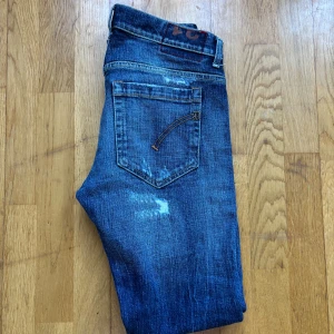 Dondup George - Dondup George jeans - Storlek 31 Längd:101cm/midja:40cm - Hör av dig vid minsta fundering// Luxeriet