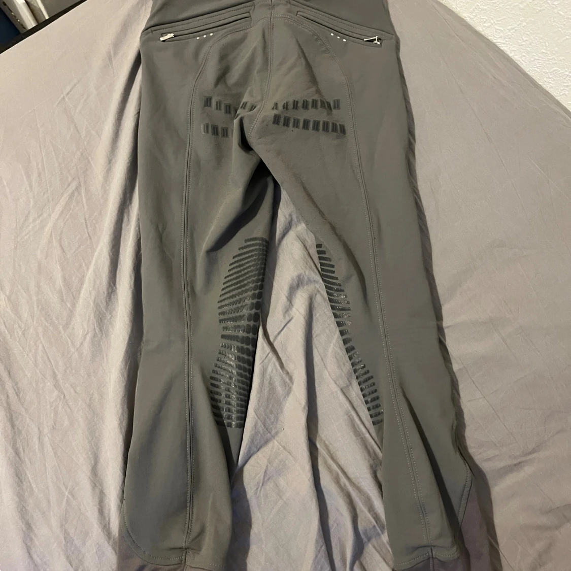 Grå ridbyxor från CRW med detaljer - 2