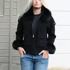 FUR STOCKHOLM KAPPA - En jätte snygg och populär kappa från Fur Stockholm, jackan är sparsamt använd och i jätte bra skick. Pälsen på kragen och armarna är avtagbar. Kappan består av 90% ULL och 10% kashmir, pälskragen består av 100% rävpäls.   Nypris: 2300 kr.  Mitt pris: 1700 kr.