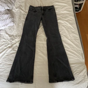Svarta bootcut jeans från Lager 157, M - Snygga svarta bootcut jeans från Lager 157 i storlek M. Jeansen har låg midja och klassisk femficksdesign. Materialet är mjukt denim som sitter skönt och ger en avslappnad vibe. Perfekta för dig som gillar en retro och trendig look.
