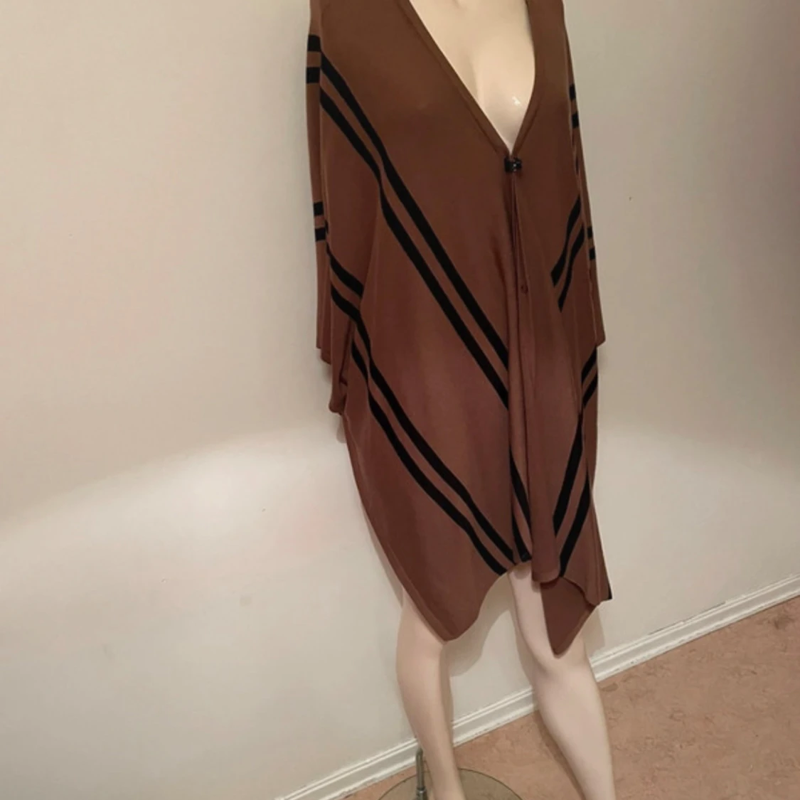 Brun ponchoväst med svarta ränder - 1