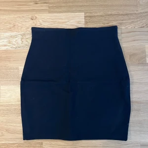 Svart kortkjol  - Svart kortkjol från Cubus, helt ny i stl xs.