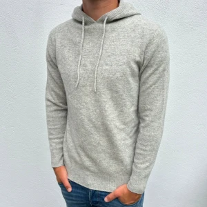 Kashmir/Merino hoodie - Ljusgrå Kashmir/Merino hoodie | Storlek XS | Modellen som är 177cm lång | Endast använd 1 gång, skick 10/10 utan defekter | Hör av dig vid frågor🌟
