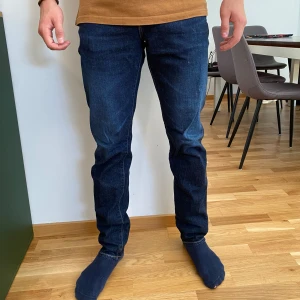 Snygga jeans från Edwin - Snygga mörkblå jeans från Edwin, tillverkade i Japan. raka ben och kontrastsömmar. Jeansen har normal passform och dragkedja i gylfen. Sparsamt använda, storlek 28x31