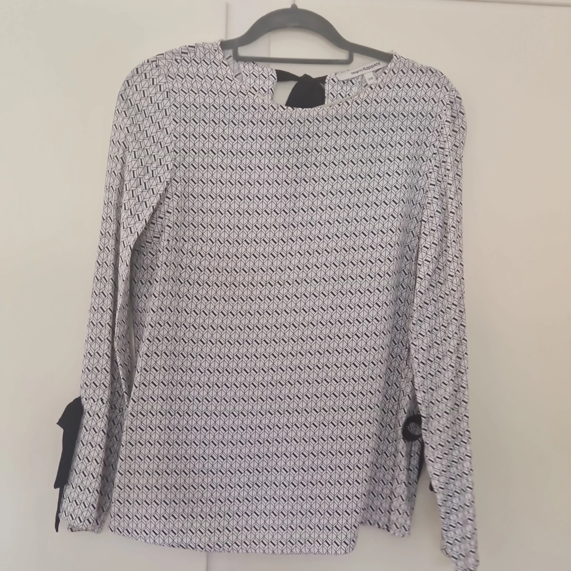 Vit och svart mönstrad blus med knyt