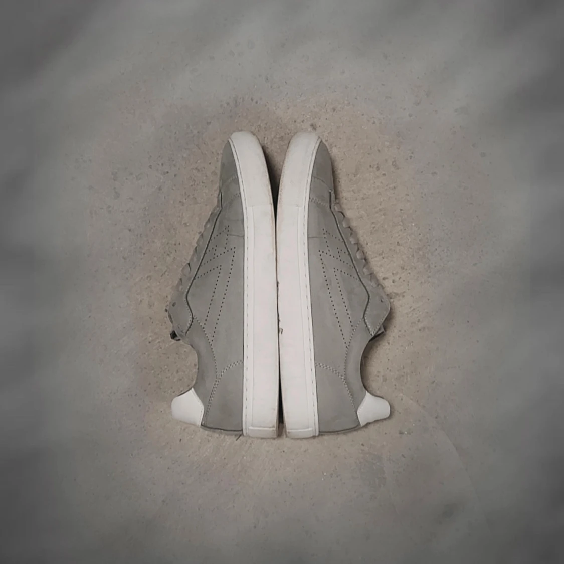 Grå skor med vit detalj - 2