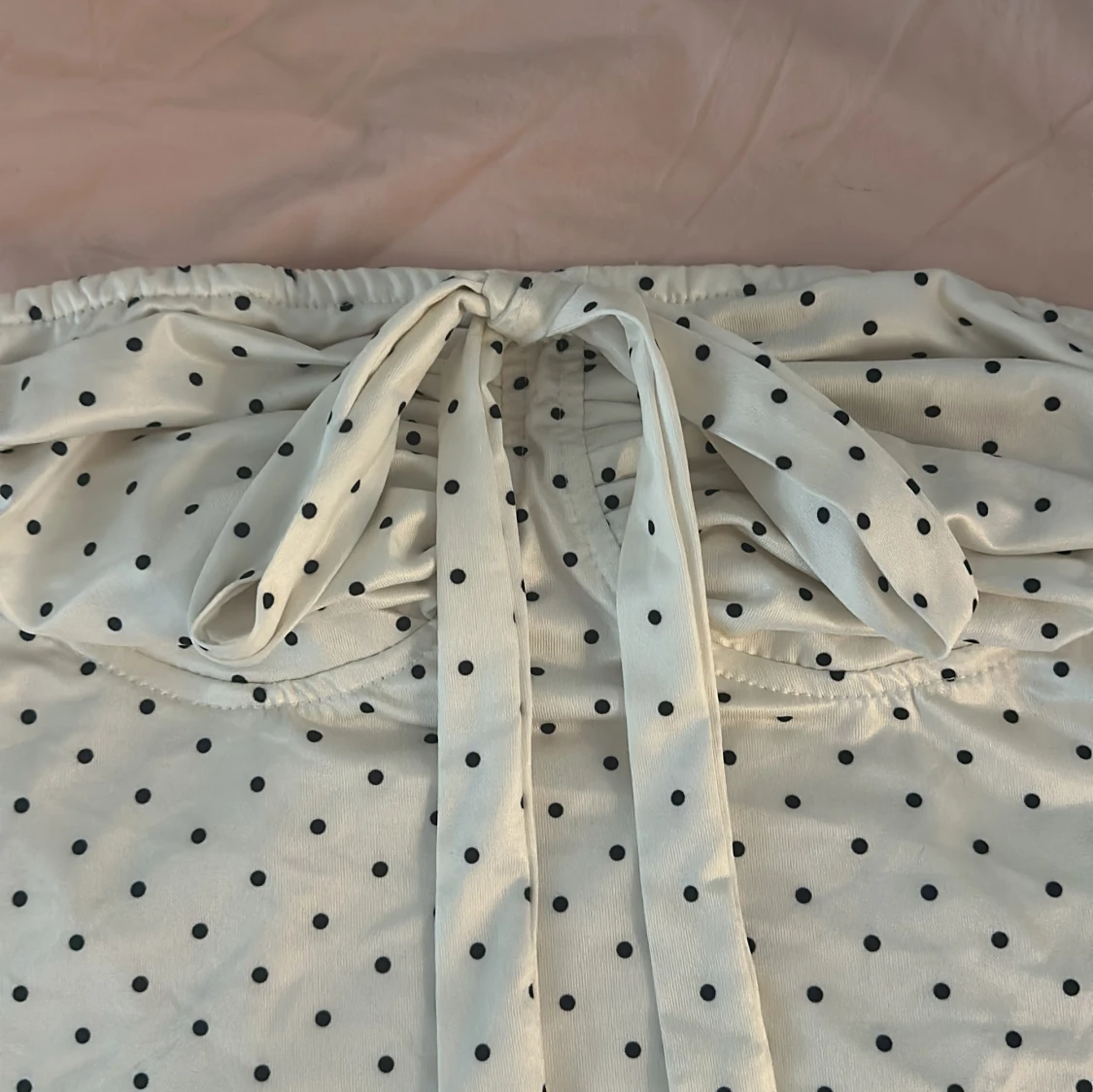 Vit prickig topp med knyt - 1