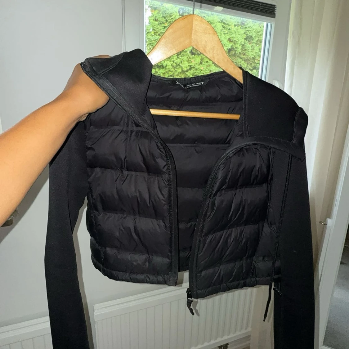 Svart croppad pufferjacka från Zara