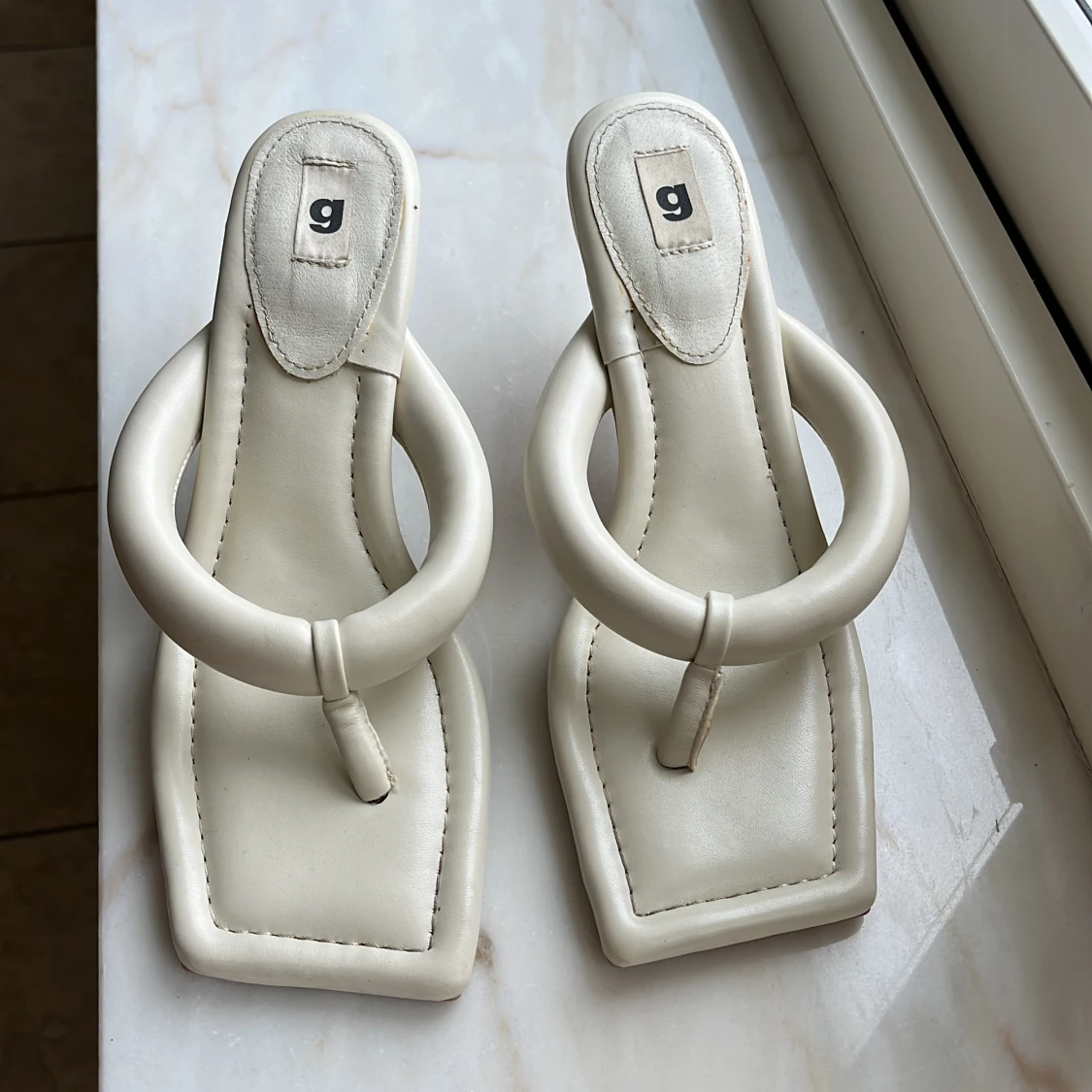 Beiga sandaler med klack från Ganni