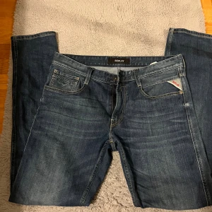 Blå jeans från Replay - Hejsan! Säljer nu mina stilrena och Snygga blå jeans från Replay med klassisk femficksdesign och kontrastsömmar. Jeansen har raka ben och slim passform. Perfekta för dig som gillar stilrena och tidlösa jeans. Säljer byxorna då jag ej använder dem längre, vid frågor så är det bara att ställa!