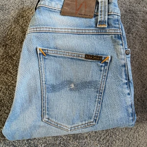Ljusblå Nudie Jeans Grim Tim - Ljusblåa Nudie Jeans||Skick 9/10||Storlek 29/32||Modell Grim Tim||Skriv vid minsta intresse||