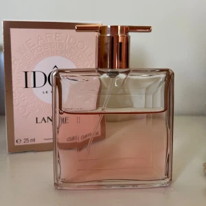 Lancôme Idôle EdP 25ml - Parfym från Lancôme, Idôle EdP. Snygg och modern flaska, perfekt storlek på 25 ml att ta med i väskan. Toppnoter av bergamott och päron, hjärta med ros och jasmin, basnoter med vanilj och mysk. Använd ca 1/3, se bilden. 