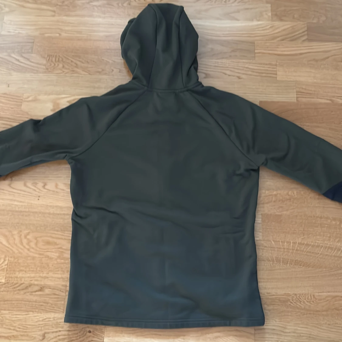 Grön hoodie från Peak Performance S - 4