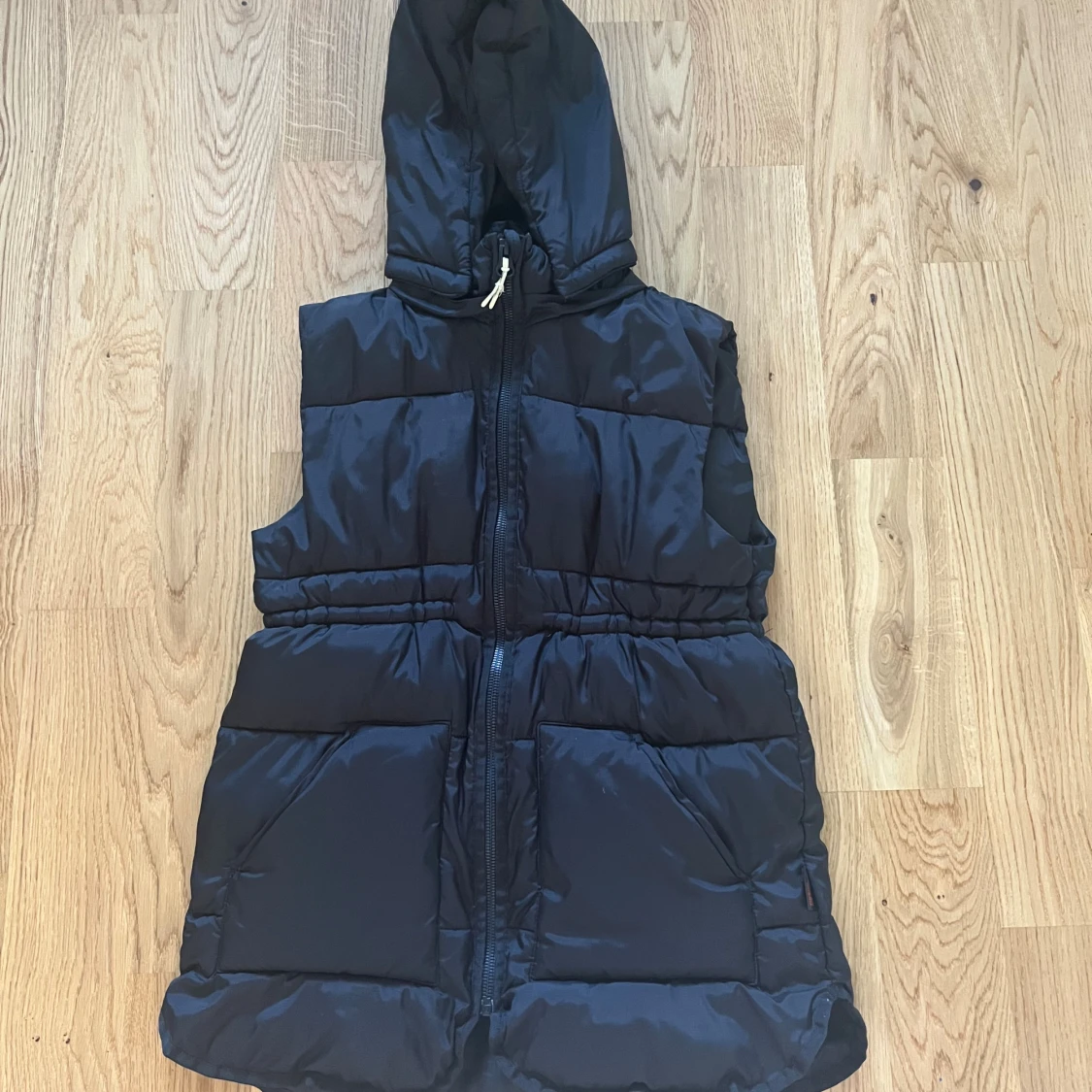 Svart dunväst med huva från H&M