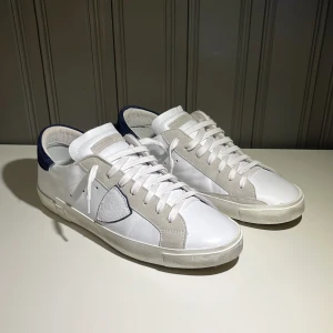 PHILIPPE MODEL skor - Tjena, säljer ett par splitter nya eytys skor. Helt oanvända och Inga skador på dom.  Säljer pågrund av storlek och gick inte att lämna tillbaka dom, box ingår. Köpte dom för 2050kr Pris går att diskutera.       Tjena, säljer ett par väldigt fina Philippe model skor. Jag har använt som ett få tal gånger, och inga märkbara skador på skorna. Box och dust bag ingår, köpte skorna för 2500kr. Pris går att diskutera!