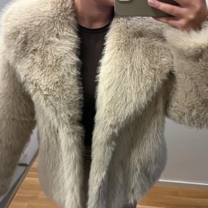 Pälsjacka  - Ljus pälsjacka från Gina tricot. Mjuk och skön, nästan aldrig använt. Storlek M men sitter bra som en S också 