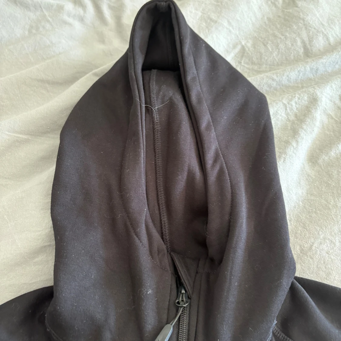 Svart hoodie med dragkedja och huva - 2