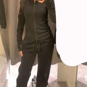 Svarta mjukisbyxor  - Gina tricot basic straight sweatpants i svart. Som nya