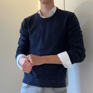 Stickad Tröja Från WE Fashion - Stickad tröja från WE Fashion, 77% bomull och 23% polyamid. Har använts en del men är i bra skick – enda slitaget är att den blivit pyttelite nopprig. Jag är 188 cm och tycker den är lite för liten. Nypris: 319 kr