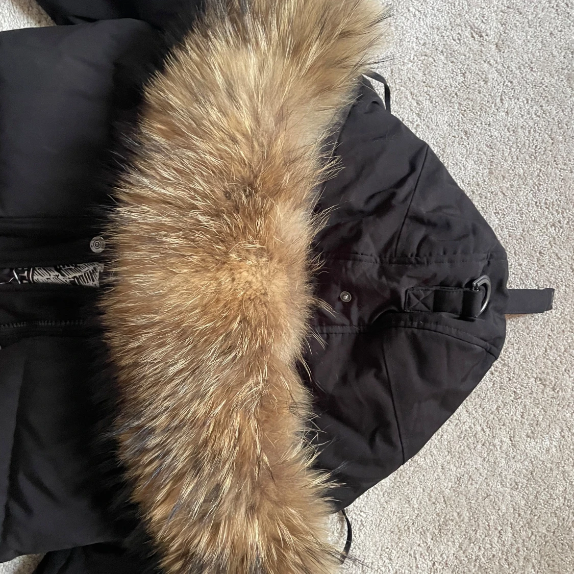 Svart Hollies dunjacka med päls - 2