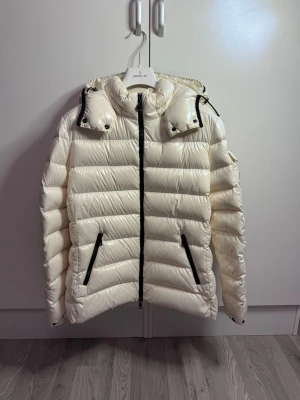 Moncler Bady - Moncler Bady, storlek 5/sitter som en m/L, skick 9/10, välldigt eftertraktad samt sellsynt färg, nypris 17600kr, vid funderingar hör av er.