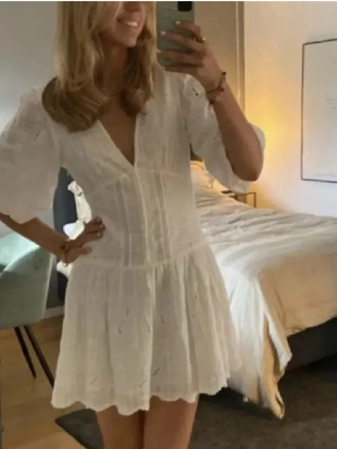 Vit kort klänning med spetsdetaljer - 1