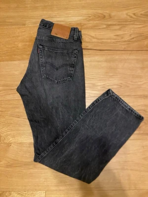 Levi's 501 svarta jeans straight fit - Säljer ett par klassiska Levi's 501 jeans i svart tvätt. De har rak passform,  L30   W31