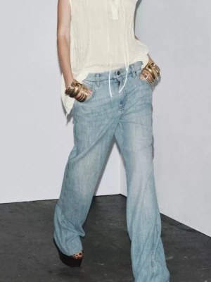 Ljusblå wide jeans med låg midja (sälj Elr Byte) - Säljer dessa HELT nya aldrig använda i förpackning Zara jeansen. De är helt slutsålda på hemsidan i alla strl men ja köpte fel strl därav säljer ja dom😔JAG BYTER GÄRNA MED NÅGON SOM VAR STRL M