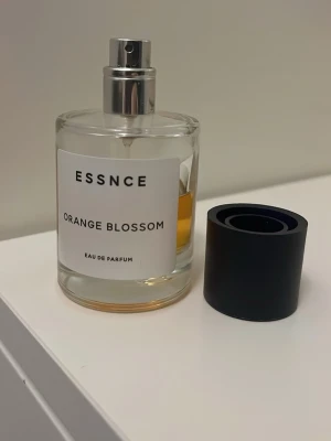 Essnce Orange Blossom EdP - Modern och stilren Eau de Parfum från Essnce med namnet Orange Blossom. Perfekt för dig som vill ha en fräsch signaturdoft i din samling. Flaskans design är enkel och passar in i alla miljöer. Mer än halva kvar💗