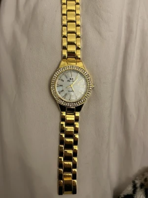 Smycken  - Säljer nu mina smycken som inte används längre.   Klockan-200kr.                                    Armband-50kr.                                     Halsband-80kr                                                                För allting blir det 300kr