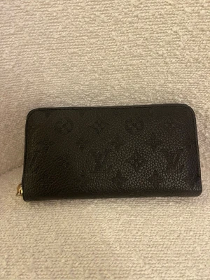 Plånbok  - Större plånbok för herr, använd ett par gånger annars i bra skick 