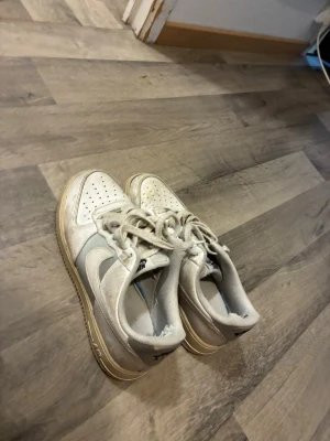 Nike Air Force 1 vita sneakers - Säljer mina airforce.
