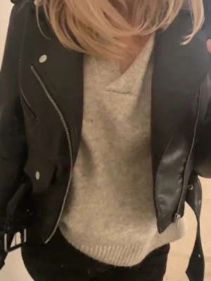 Svart figursydd jacka – trendig & tidlös - Snygg svart jacka i figursydd modell med dragkedjor. Perfekt till höst/vår och funkar både till vardag och utekväll. Väldigt lätt att styla. Använd men i fint skick ✨