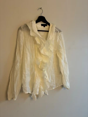 Vit volangblus - Jättefin blus från ZARA, aldrig använd. Behövs steamas för en lite finare look.