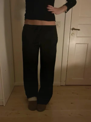 satinbyxor  - snygga satinbyxor från bikbok!💞