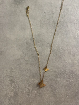 Guld halsband med två fjärilar - Ett guldhalsband med två fjärilar. 🦋 