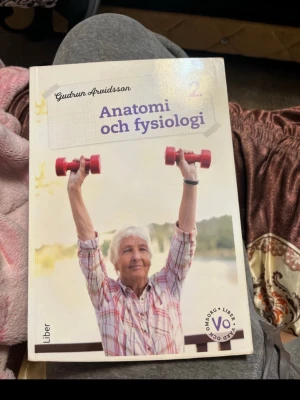 Anatomi och fysiologi 2 - Upptäck hur kroppen fungerar med denna lättlästa och illustrerade bok! Perfekt för dig som pluggar vård och omsorg på gymnasiet eller vuxenutbildning. Lär dig om kroppens uppbyggnad, rörelse, försvar och läkemedel på ett enkelt och inspirerande sätt.